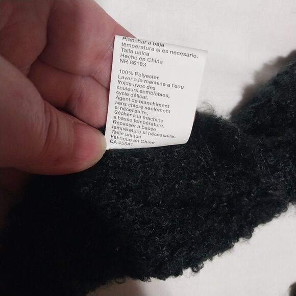 ✨️4 For $20✨️ NWT black triangle blanket scarf with pom poms soft chunky - Picture 5 of 5